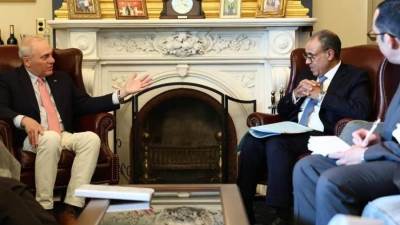 وزير الخارجية يثمن خلال لقائه مع زعيم الأغلبية بالنواب الأمريكي الشراكة الاستراتيجية الوثيقة بين البلدين