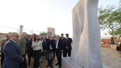  وزيرة الثقافة توافق على تجديد عرض 3 أعمال فنية من "سمبوزيوم أسوان"بميادين السويس