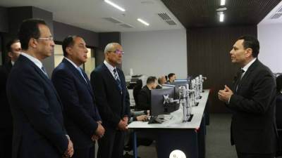 رئيس الوزراء يتفقد مركز التحكم والسيطرة والدعم الفني بالعاصمة الجديدة