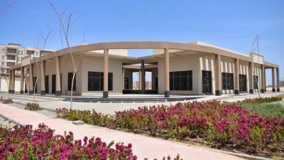 وزيرة الإسكان تتابع سير العمل بعددٍ من المشروعات الجاري تنفيذها بمدينة العلمين الجديدة ومارينا