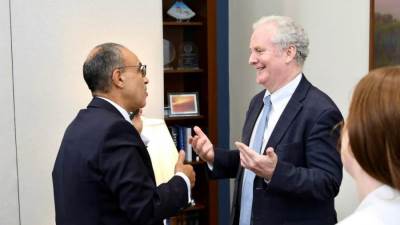 وزير الخارجية يلتقي السيناتور "كريس فان هولن" عضو لجنتي العلاقات الخارجية والاعتمادات بمجلس الشيوخ الأمريكي