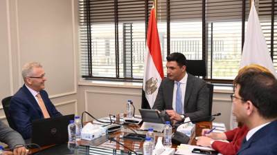 وزير الصناعة يبحث مع شركة "جي بي أوتو" مشروعاتها الحالية وخططها التوسعية المستقبلية ورؤيتها لتعزيز التصنيع المحلي