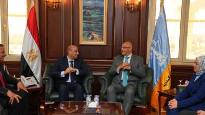 وزير العمل يبدأ زيارته بلقاء المحافظ لتعزيز التعاون في ملفات سوق العمل