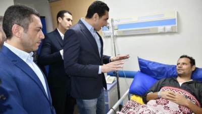 بعد تعرضه لإصابة أثناء تأديه عمله… وزير الشباب والرياضة يزور أحد عاملي النظافة بنادي النادي للاطمئنان على حالته الصحية