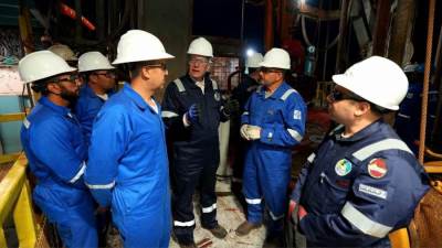 خلال جولته بالصحراء الغربية.. وزير البترول والثروة المعدنية يتفقد العمل بالوردية الليلية ويبيت مع العاملين على الحفار EDC 73