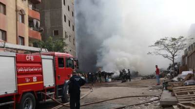 محافظ القاهرة يشرف على إخماد حريق مخزن خردة بمدينة نصر ويوجه بتشكيل لجنة هندسية لبيان آثار الحادث