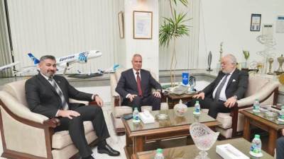 أشرف زكي: "مصر للطيران" والعاملون بها واجهة مشرفة لنا أمام العالم