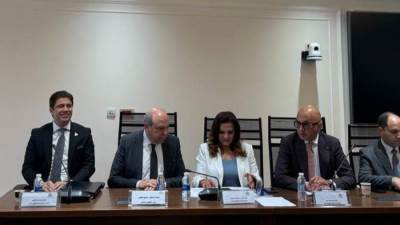 وزير الطيران يستعرض استراتيجية تطوير القطاع وتعزيز تنافسيته في مواجهة التحديات الإقليمية