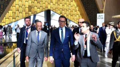 رئيس جمهورية فنلندا يزور المتحف المصري الكبير ومنطقة أهرامات الجيزة