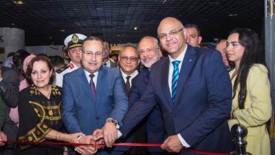 وزير التعليم العالي ومحافظ الإسكندرية يتفقدان معرض "عشرون عامًا من الحفائر بحدائق الشلالات"