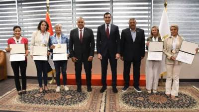 وزير الشباب والرياضة يكرم بطلات مصر في بطولة العالم للأساتذة لسباحة الزعانف ويشيد بإنجازهن الدولي