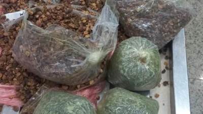 جمارك مطار القاهرة تضبط راكب بحوزته 3 كيلو ونصف من مخدر القات وسط قشور بن وكركديه