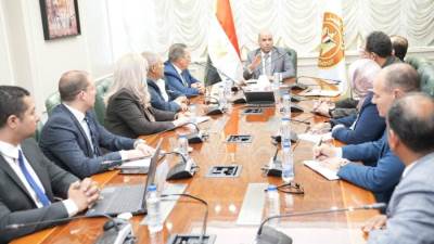 وزير العمل: تذليل العقبات أمام المستثمرين أولوية.. وبحث تعاون مع "أروجلو" التركية للملابس الجاهزة في التدريب والتشغيل