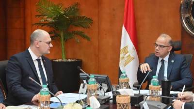 وزير الاستثمار يبحث مع سفير بيلاروسيا تعميق التصنيع المحلي وتطوير الشراكات الصناعية والتبادل التجاري