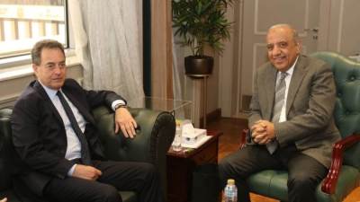 وزير الكهرباء يبحث مع سفير فرنسا الاستفادة من التكنولوجيا الحديثة فى تطوير وتحديث الشبكة القومية