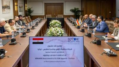 باستثمارات 8 ملايين دولار.. رئيس اقتصادية قناة السويس يشهد توقيع عقد مشروع شركة "ديناميك راوس ويلتيم للملابس" التركية بمنطقة القنطرة غرب الصناعية