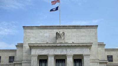 الفيدرالي الأميركي يُبقي أسعار الفائدة دون تغيير