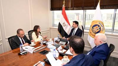 وزير الصناعة يلتقي مسؤولي شركة طاقة عربية لبحث مشروعات الشركة الحالية والمستقبلية في مجالات توزيع الكهرباء والغاز الطبيعي