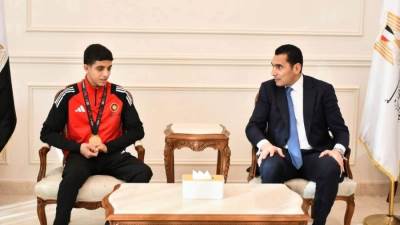 وزير الرياضة يستقبل اللاعب عبدالله حسونة بعد إنجازه القاري في المصارعة