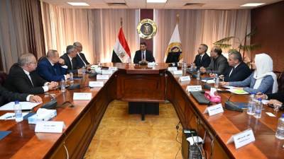 وزير الصناعة يبحث مع غرفة صناعة الأدوية ومستحضرات التجميل والمستلزمات الطبية تحديات واحتياجات الغرفة للنهوض بالقطاع وصادراته خلال المرحلة المقبلة