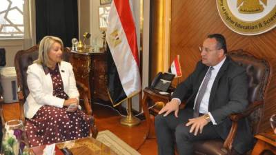 وزير التعليم العالي يبحث سبل تعزيز التعاون الأكاديمي والبحثي مع جامعة بورنموث البريطانية 