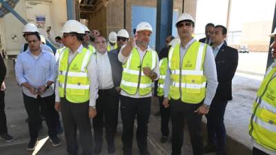 وزير الصناعة يتفقد مجمعاً لصناعة الأسمنت ومصنعين متخصصين في الملابس الجاهزة والصناعات الغذائية في محافظتي بنى سويف والمنيا