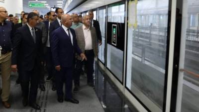 وزير النقل يستقل قطار المونوريل من محطة المستثمرين بالقاهرة الجديدة حتى محطة الحي الحكومي بالعاصمة الجديدة
