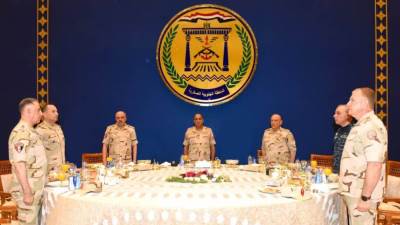 القائد العام للقوات المسلحة وزير الدفاع والإنتاج الحربى يلتقى عدداً من مقاتلى المنطقة الجنوبية العسكرية