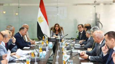 وزيرة التنمية والبيئة تناقش مع قيادات الوزارة موازنة الوزارة والأجهزة التابعة للعام المالي 2026–2027