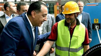 رئيس الوزراء يتفقد مصنع شركة "الوادي للكابلات"