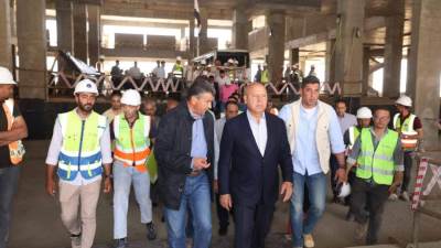 وزير النقل يتفقد مواقع العمل بالخط الثاني من شبكة القطار الكهربائي السريع