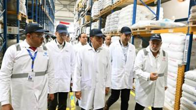 رئيس الوزراء يتفقد توسعات مصنع "اتش بي فولر" للمواد اللاصقة