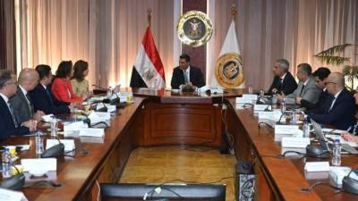 وزير الصناعة يبحث مع وفد مجموعة شركات غوروك التركية Gürok Group خطة المجموعة لإقامة مشروع صناعي في مصر لصناعة المنتجات الزجاجية 