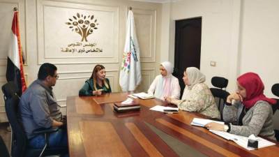 المشرف العام على "القومي للأشخاص ذوي الإعاقة" تجتمع بعدد من مسئولي الإدارات الفنية للتنسيق والمتابعة مع وزارة العمل