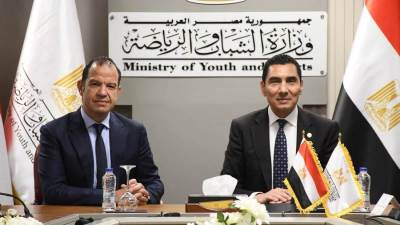 وزير الشباب والرياضة يعقد اجتماع موسع مع مسؤولي شركة استادات