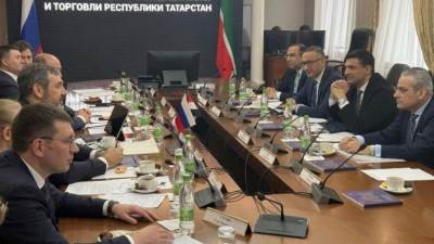 وزير الصناعة يبحث مع نائب وزير الصناعة الروسي ونائب رئيس وزراء تتارستان تسريع وتيرة تنفيذ المنطقة الصناعية الروسية