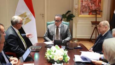 وزير الصحة يبحث مع رئيس غرفة صناعة الدواء تعزيز توطين صناعة الدواء ودعم الاكتفاء الذاتي