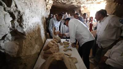 وزير السياحة والآثار يتفقد أعمال الحفائر الأثرية بمنطقة ذراع أبو النجا بالبر الغربي بالأقصر