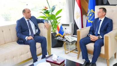 وزير العمل ومحافظ أسوان يبحثان مع" اللجنة الاستشارية" تحديات" العمالة غير المنتظمة " في قطاع المناجم والمحاجر
