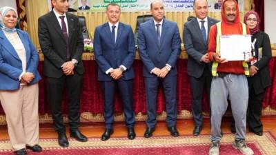 وزير العمل ومحافظ أسوان يسلّمان «شنط عدة عمل» و«بونات» سلع ومواد غذائية لعمالة غير منتظمة
