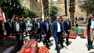 رئيس الوزراء يتفقد معرض الحرف التراثية بشارع المعز