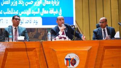 وزير العمل يسلم ماكينات تفصيل وخياطة لخريجات التدريب المهني بالأقصر لدعم المشروعات الصغيرة