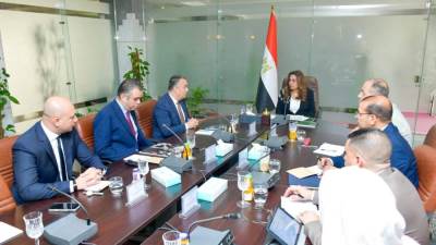 وزيرة التنمية تبحث مع عدد من الشركات تطوير وحوكمة منظومة النقل الجماعي لسيارات الميكروباص والسيرفيس بالمحافظات