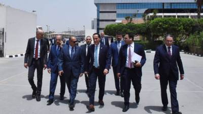 محمد عوض يتفقد فرع الهيئة العامة للاستثمار والمناطق الحرة بمدينة نصر لمتابعة سير العمل والاطمئنان على بيئة العمل للعاملين