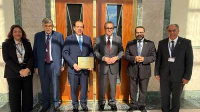 وزير الصحة يهنئ نائبه بمناسبة فوزه بجائزة «نيلسون مانديلا»