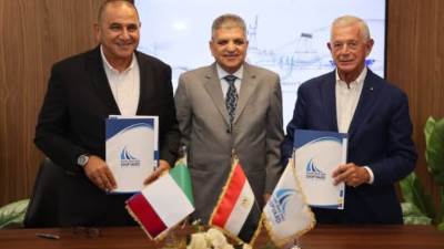 الفريق أسامة ربيع يشهد توقيع عقد بين شركة قناة السويس للقوارب الحديثة ومجموعة NERI الإيطالية لتصدير قاطرتين جديدتين من طراز "TRACTOR" بقوة شد 80 طناً