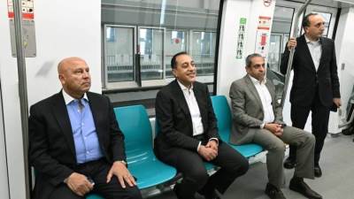 رئيس الوزراء يتفقد المرحلتين الأولى والثانية من مشروع مونوريل شرق النيل مستقلا أحد قطاراته 