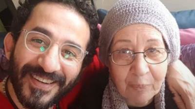 وفاة والدة الفنان أحمد حلمي بعد صراع مع المرض وتشييع الجثمان اليوم في بنها