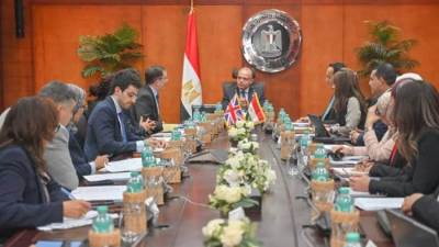 وزير الاستثمار والتجارة الخارجية يلتقي السفير البريطاني لتعزيز الشراكة الاقتصادية وتعميق التعاون الاستثماري والتجاري