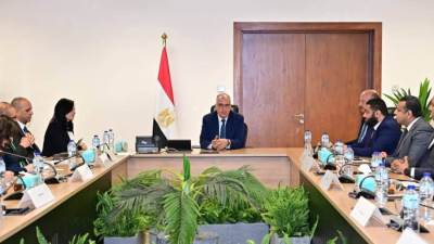 سويلم يلتقي ممثلي عدد من الشركات المصرية المقرر أن تشارك في تنفيذ مشروعات تنموية بدول حوض النيل الجنوبي الشقيقة